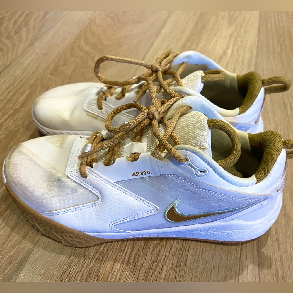 Nike White and Gold Sneakers, 
Unisex: Size Women 8, Men 6.5